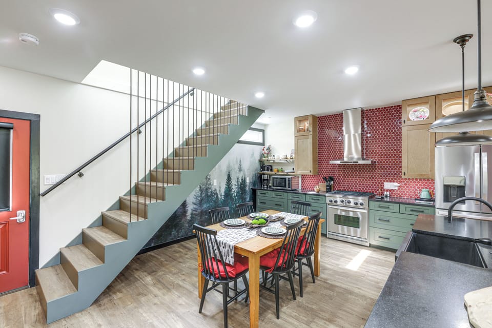 Dining Area | Dishware/Flatware Provided | 1st Floor