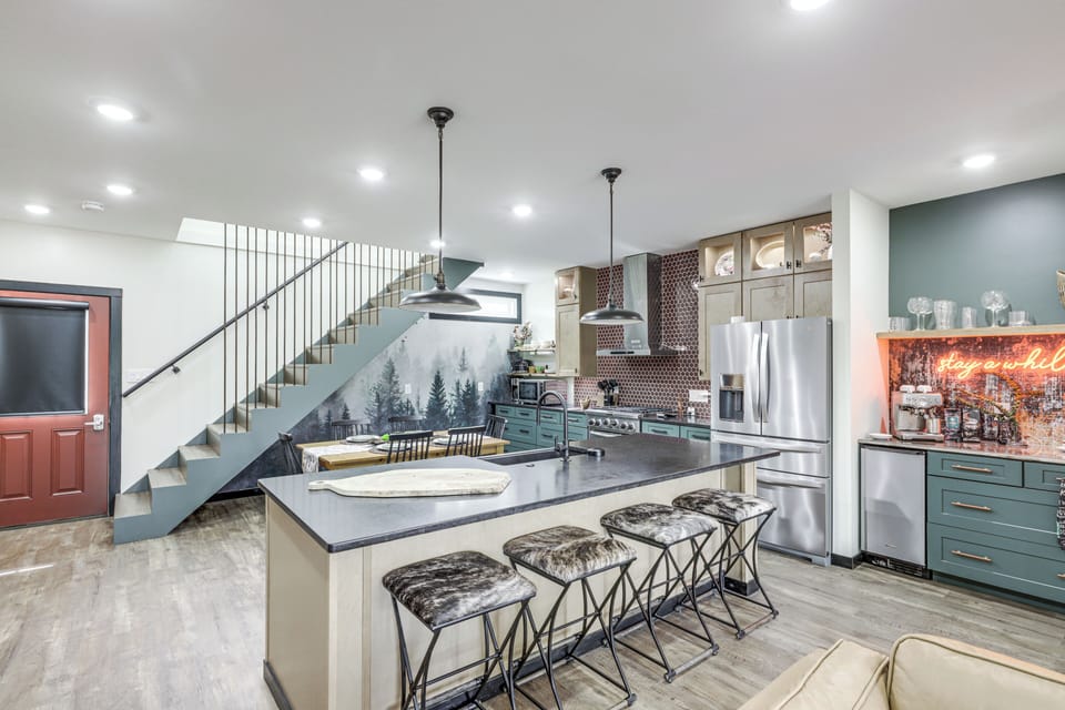 Island w/ Seating | 1st Floor
