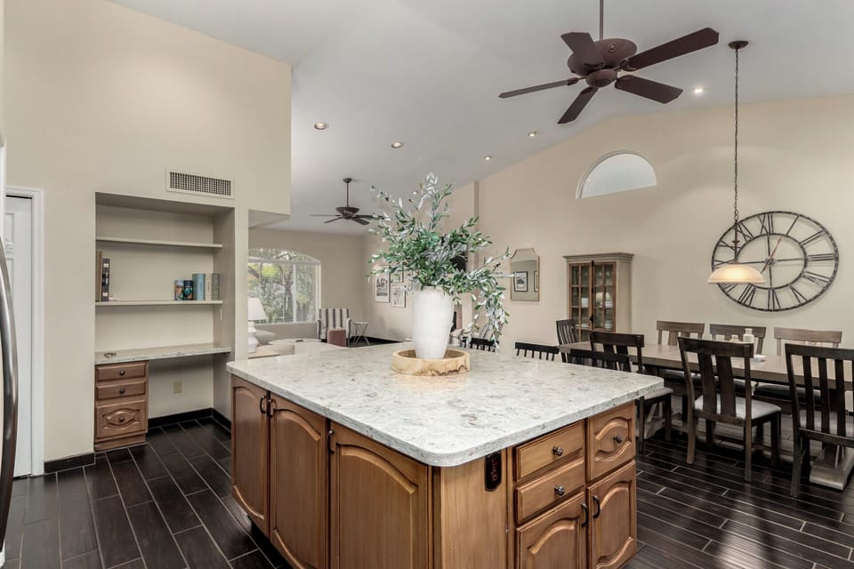 Open kitchen & dining for 10 with stylish decor—great for meals & gatherings.