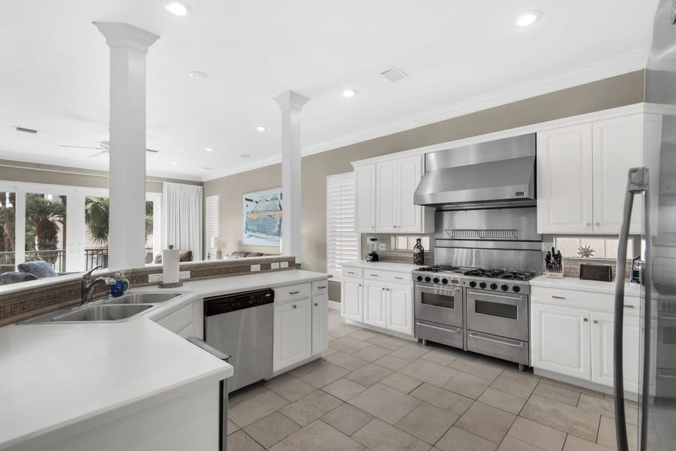 FULLY EQUIPPED KITCHEN, STAINLESS STEEL APPLIANCES AND FULL SIZE ICE MAKER.