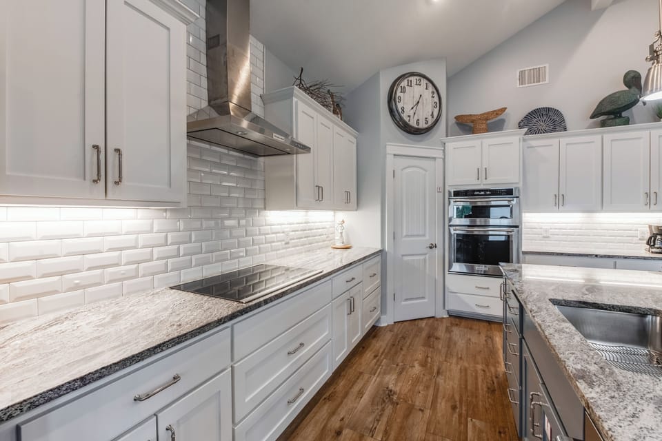 kitchen , oven and microwave
