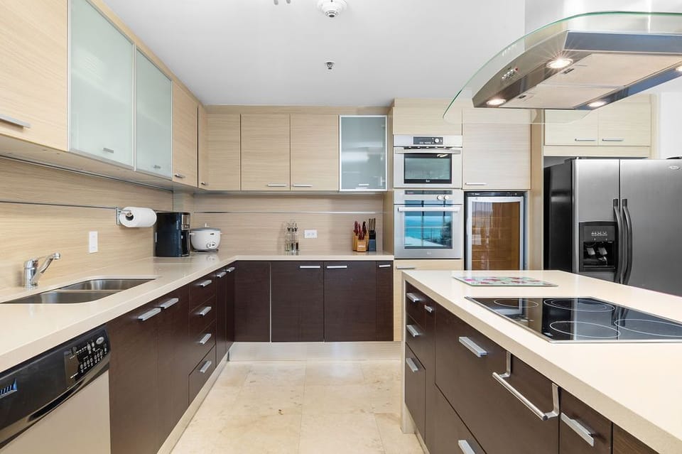 This modern kitchen is fully equipped with high-end appliances, sleek countertops, and ample cabinet space, making it ideal for cooking and entertaining. Whether you're preparing a gourmet meal or a quick snack, this kitchen has everything you need.