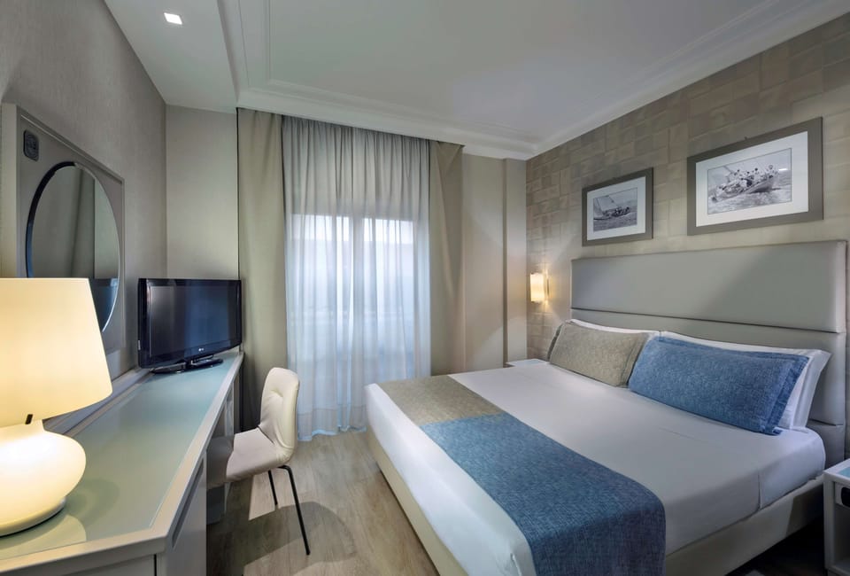 Comfort Room, 1 Queen Bed, Non Smoking | Down comforters, minibar, in-room safe, desk