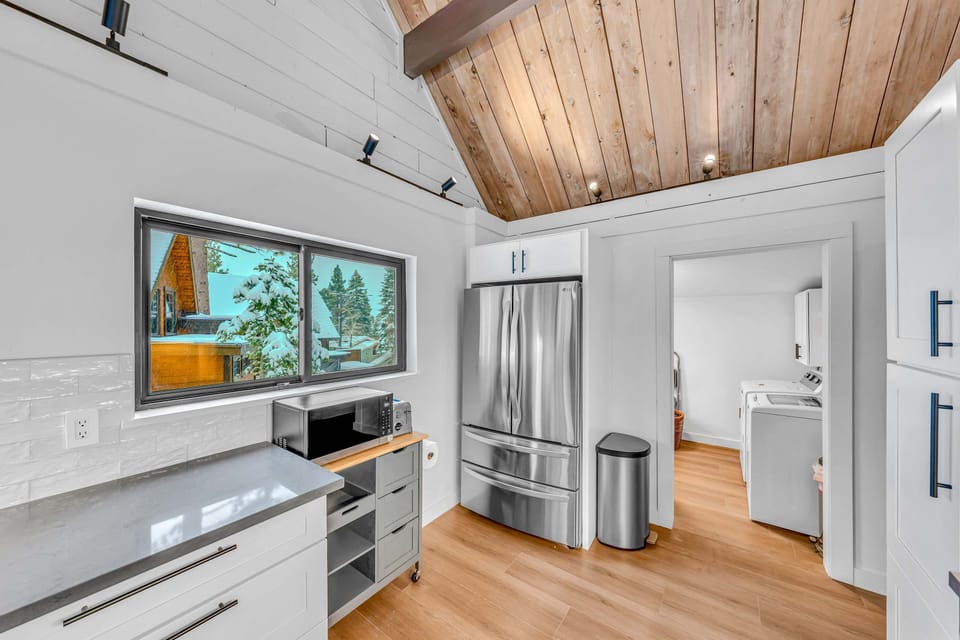 Kitchen: Keurig, kettle, toaster, cooking utensils, tableware
