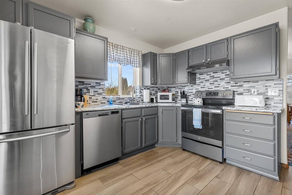 All of the main appliances you may need!