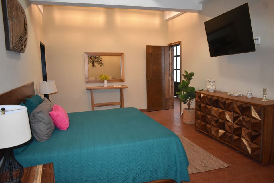 Comfort Double Room, 1 King Bed, Non Smoking, Private Bathroom | Blackout drapes, free WiFi, bed sheets