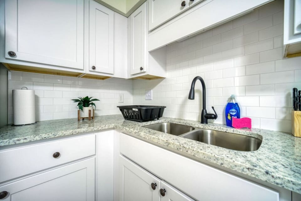 Neat and tidy kitchen with granite countertops.