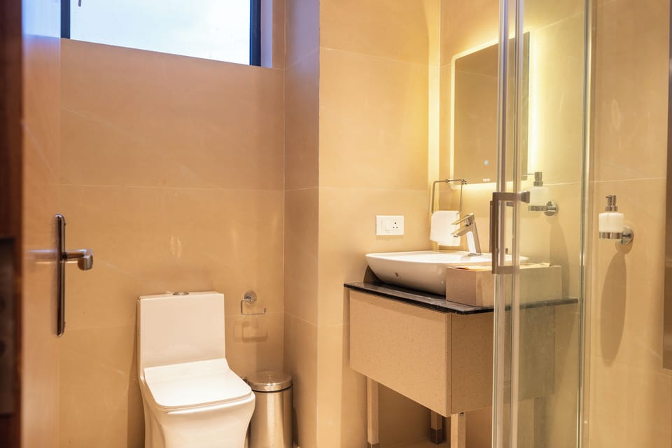 Shower, rainfall showerhead, free toiletries, hair dryer