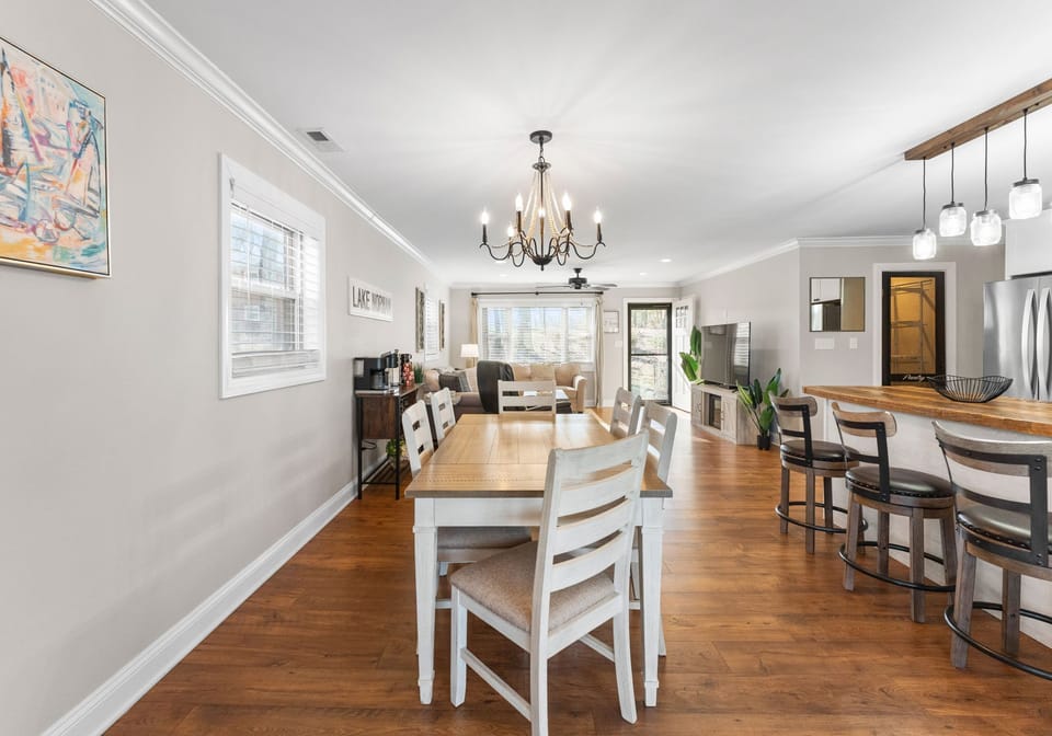 Dining area with seating for 6!