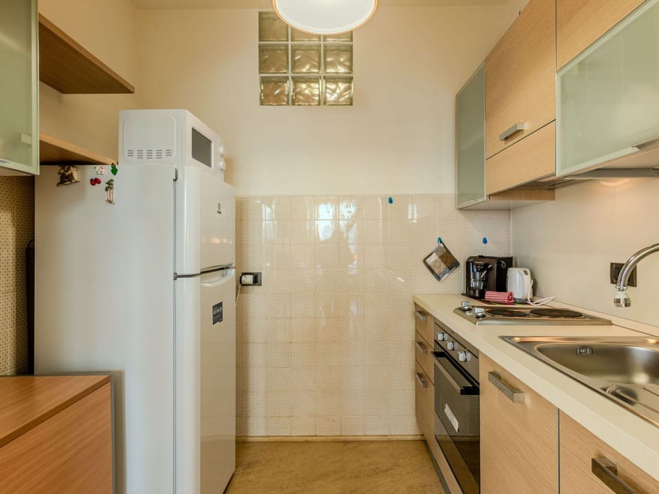 Kitchen Appliance, Countertop, Kitchen, Major Appliance, Interior Design, Cabinetry, Flooring, Wood, Ceiling, Furniture