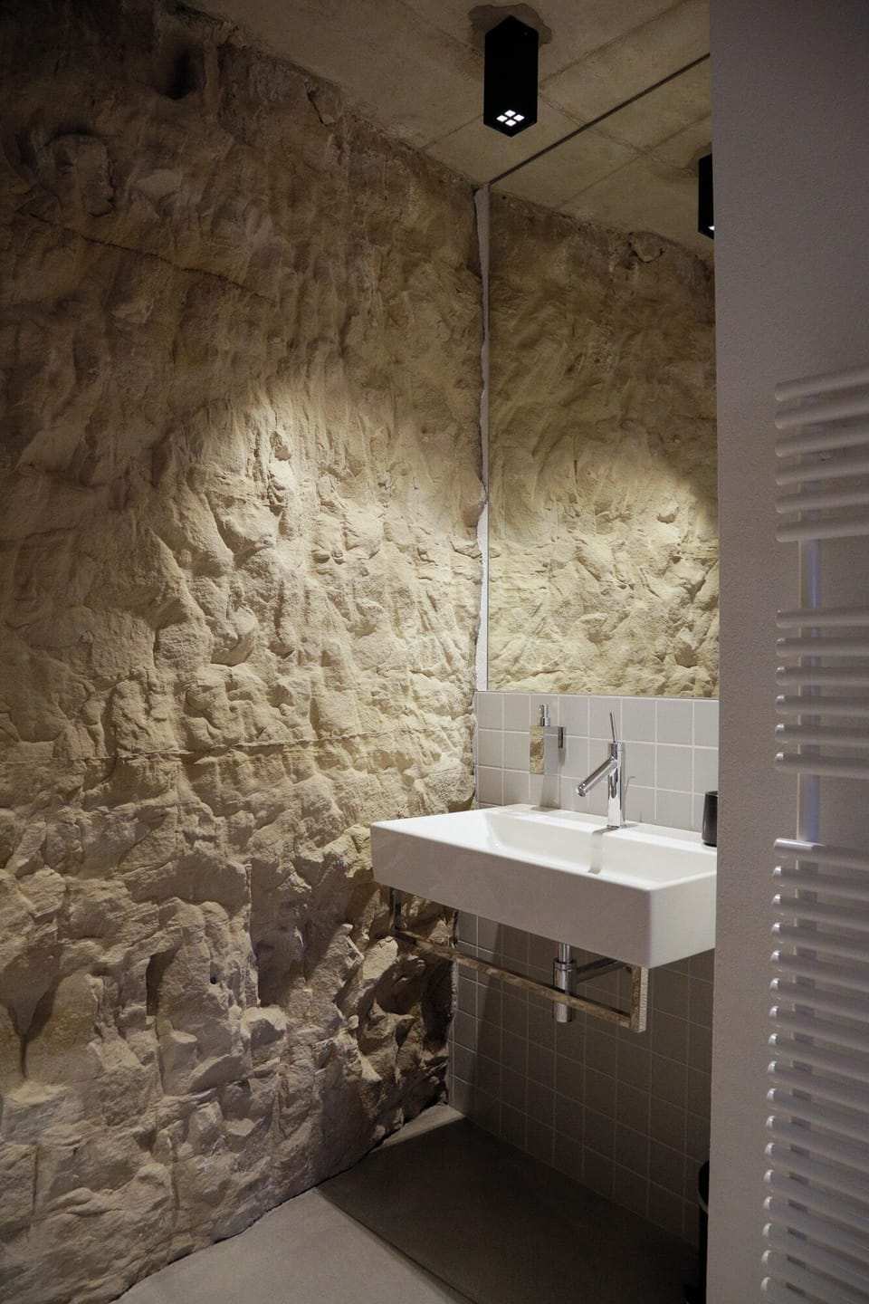 Deluxe Suite | Bathroom | Hair dryer, towels, soap, shampoo