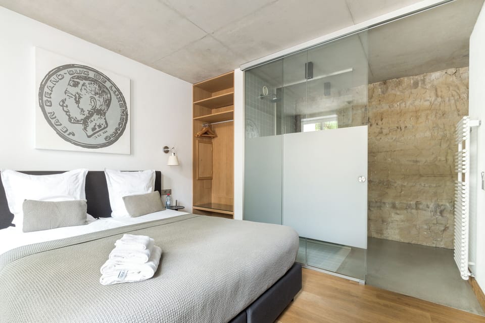 Deluxe Suite | Desk, laptop workspace, blackout drapes, soundproofing