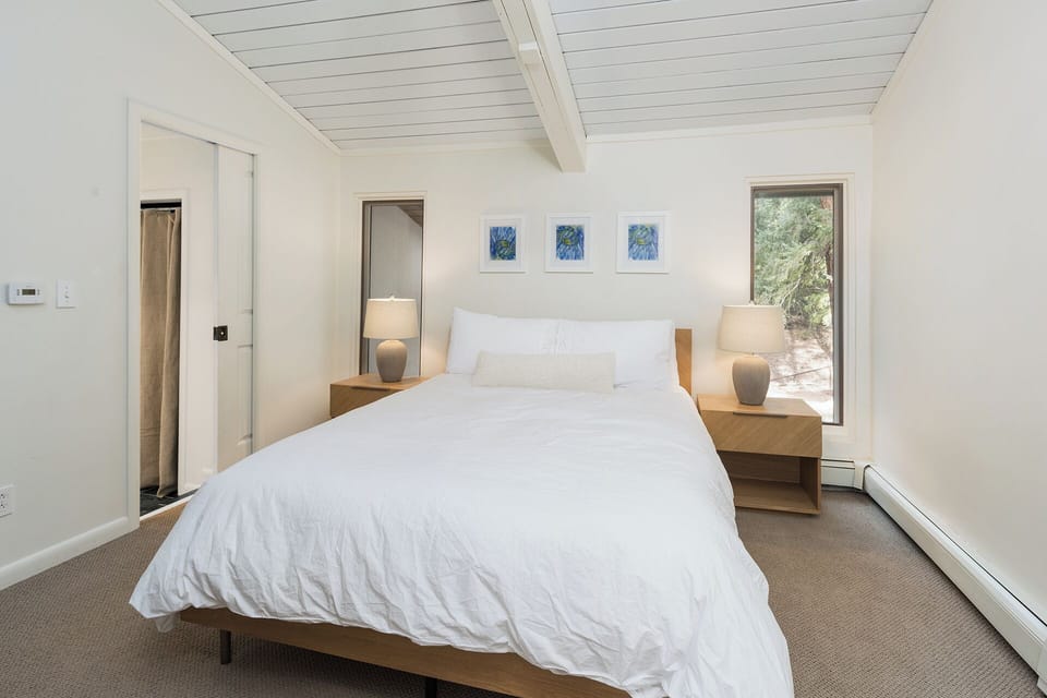 2nd Bedroom - Queen Bed (Main Floor)