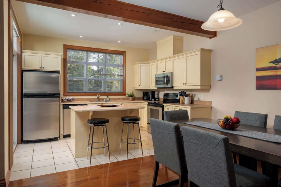 Fully equipped Kitchen and dinning room
