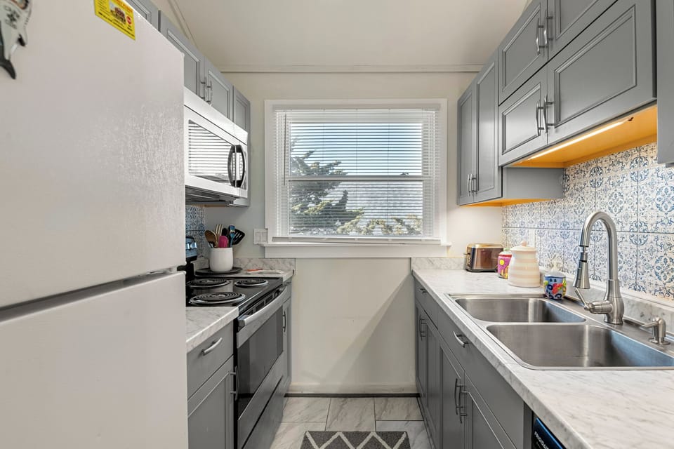 HIAV05: Crab Walk | Top Level Kitchen