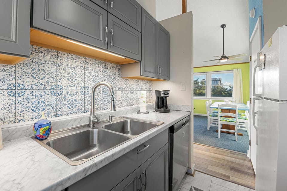 HIAV05: Crab Walk | Top Level Kitchen