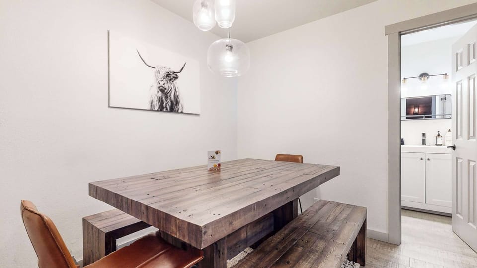 Dining room with table and seating for up to 6