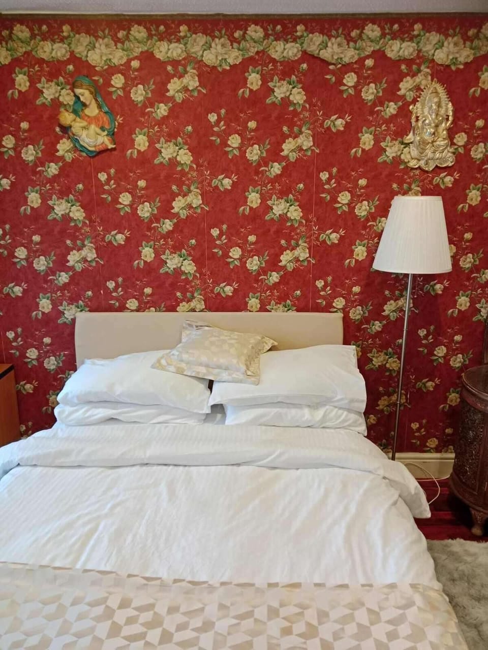 4 bedrooms, iron/ironing board, WiFi (free), bed sheets