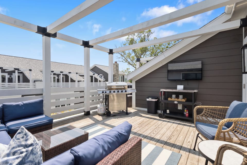 Rooftop BBQs and open skies—vacation perfection.