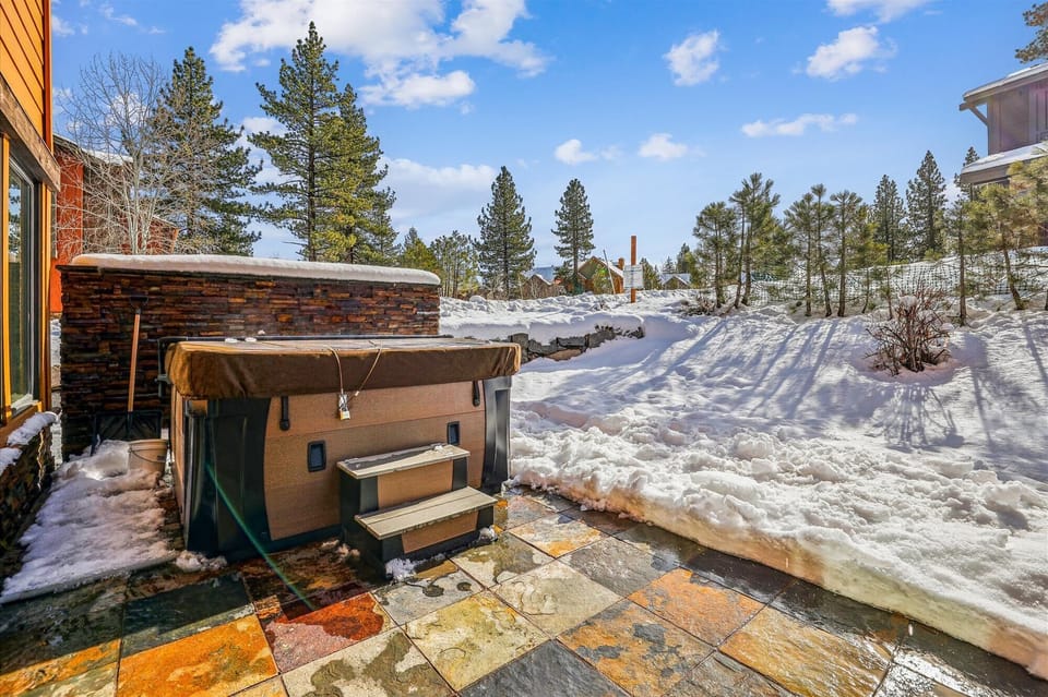 10. Hot tub area