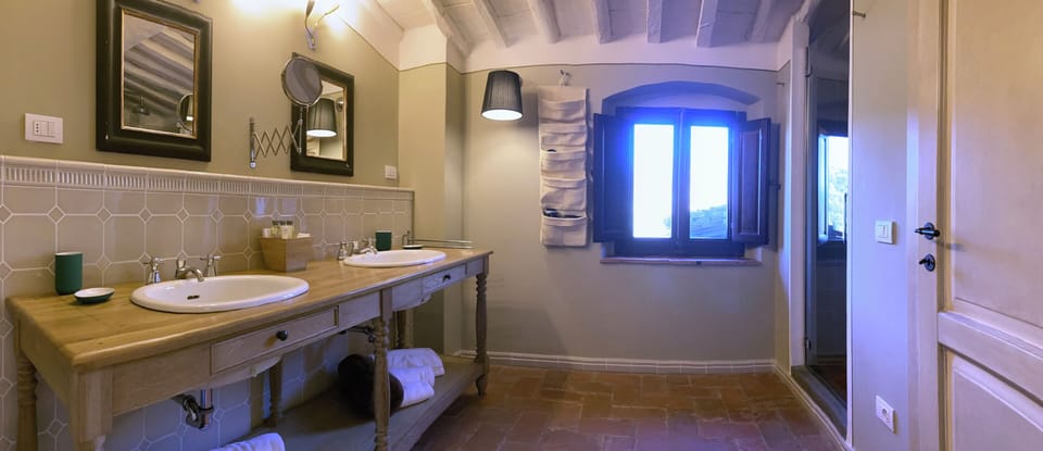Superior Twin Room, Pool View | Bathroom