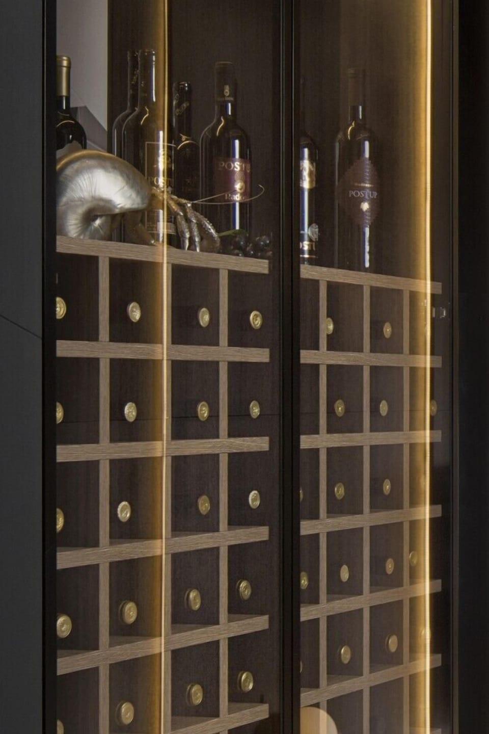 Wine cabinet and living room with lounge area and comfortable sofa in Luxury villa for vacation and rent Energy Orebic - Peljesac 