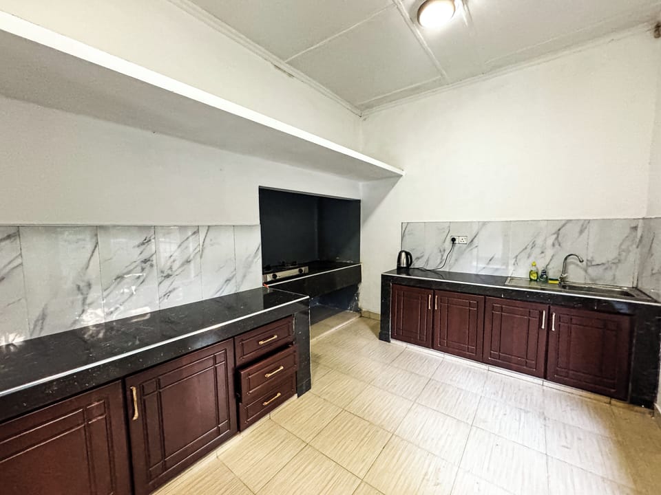 Full-size fridge, microwave, oven, stovetop