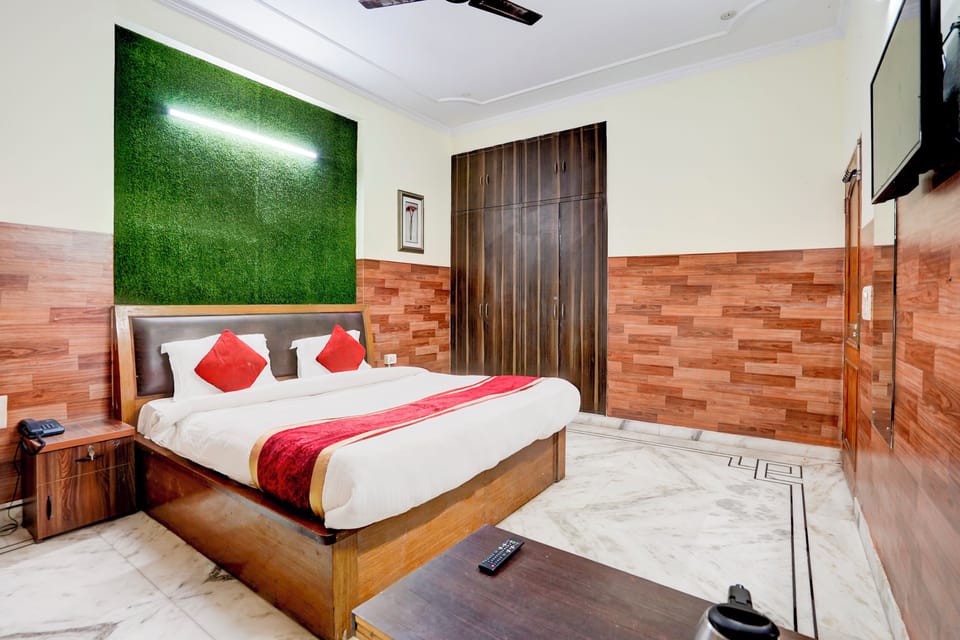 Deluxe Single Room | Laptop workspace, soundproofing, free WiFi