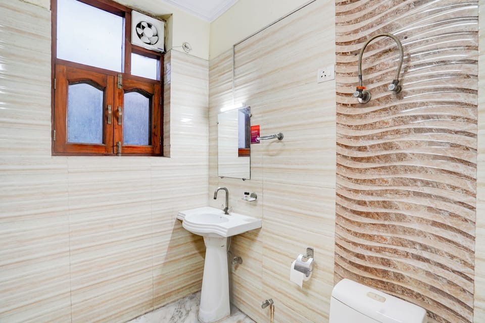 Deluxe Single Room | Bathroom | Shower, free toiletries, slippers, towels
