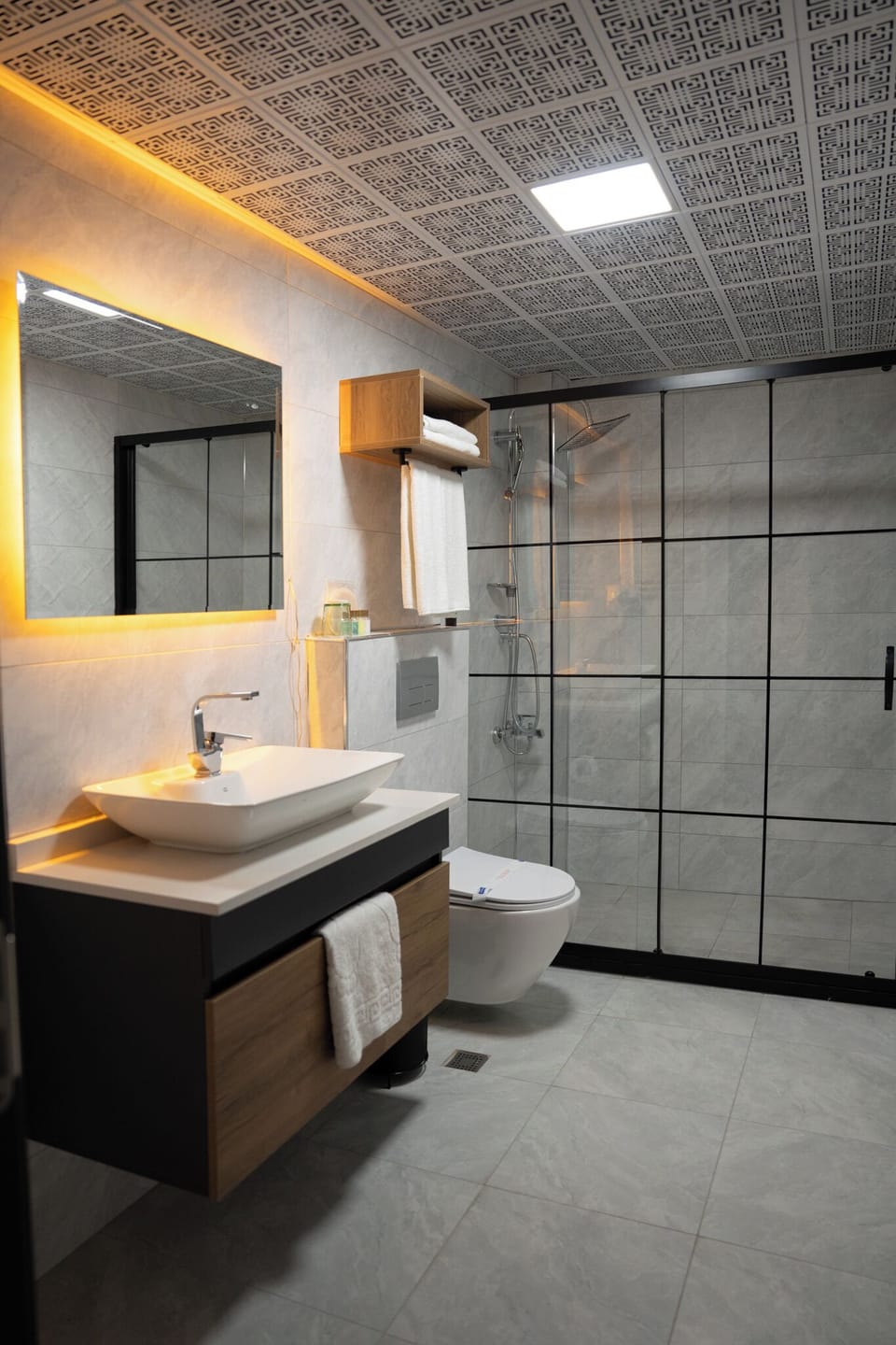 Standard Triple Room | Bathroom | Shower, hair dryer, slippers, towels