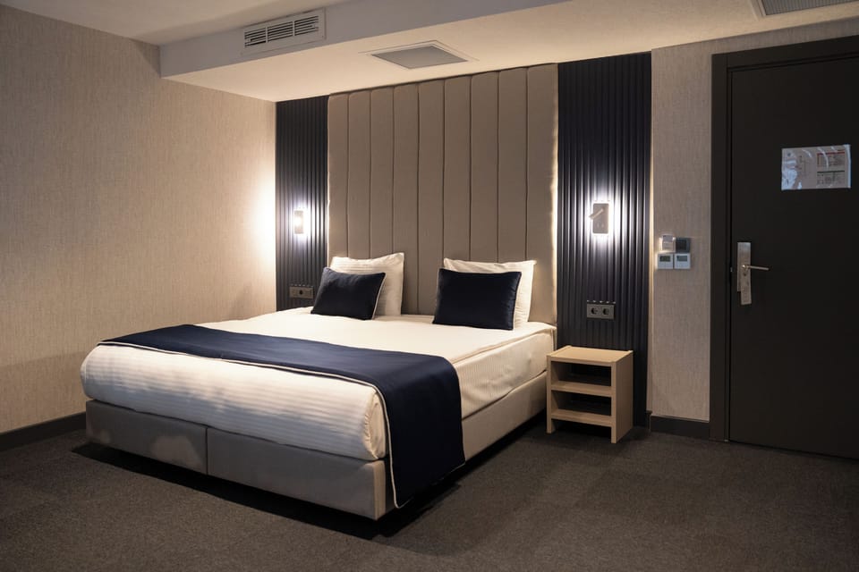 Premium bedding, minibar, laptop workspace, WiFi (free)