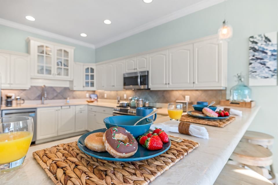 Start your day at the bright kitchen island w/ a warm bite