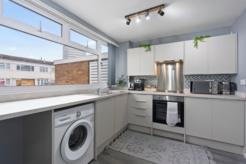 House | Private kitchen | Fridge, microwave, oven, stovetop