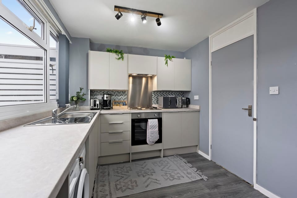 House | Private kitchen | Fridge, microwave, oven, stovetop