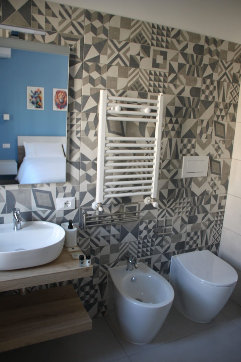 Classic Double Room | Bathroom | Shower, free toiletries, bidet, towels