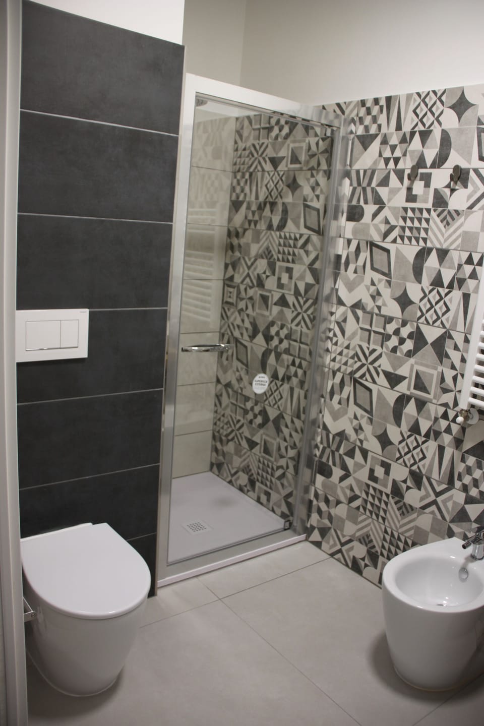 Comfort Triple Room | Bathroom | Shower, free toiletries, bidet, towels