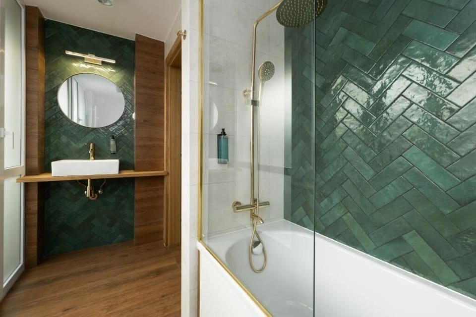 Deluxe Apartment, Mountain View | Bathroom | Free toiletries, towels, soap, shampoo