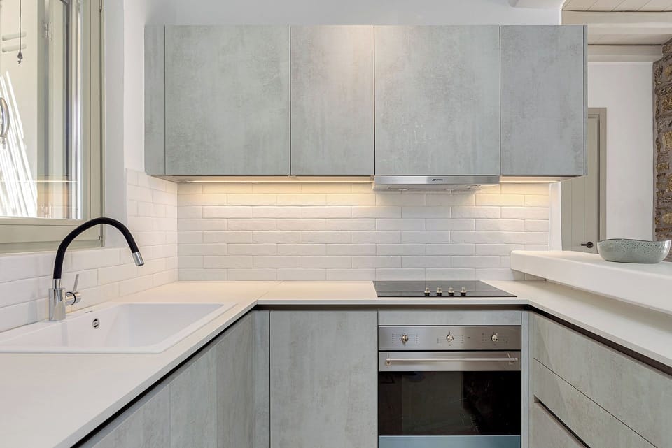 Full-size fridge, microwave, oven, stovetop