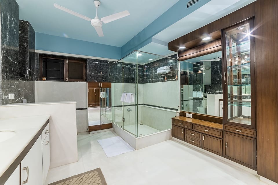 Bougainvillea Suite | Bathroom | Shower, free toiletries, hair dryer, slippers