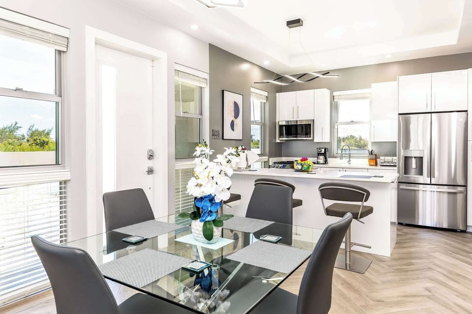 Spacious and bright dining area, ideal for family gatherings.
