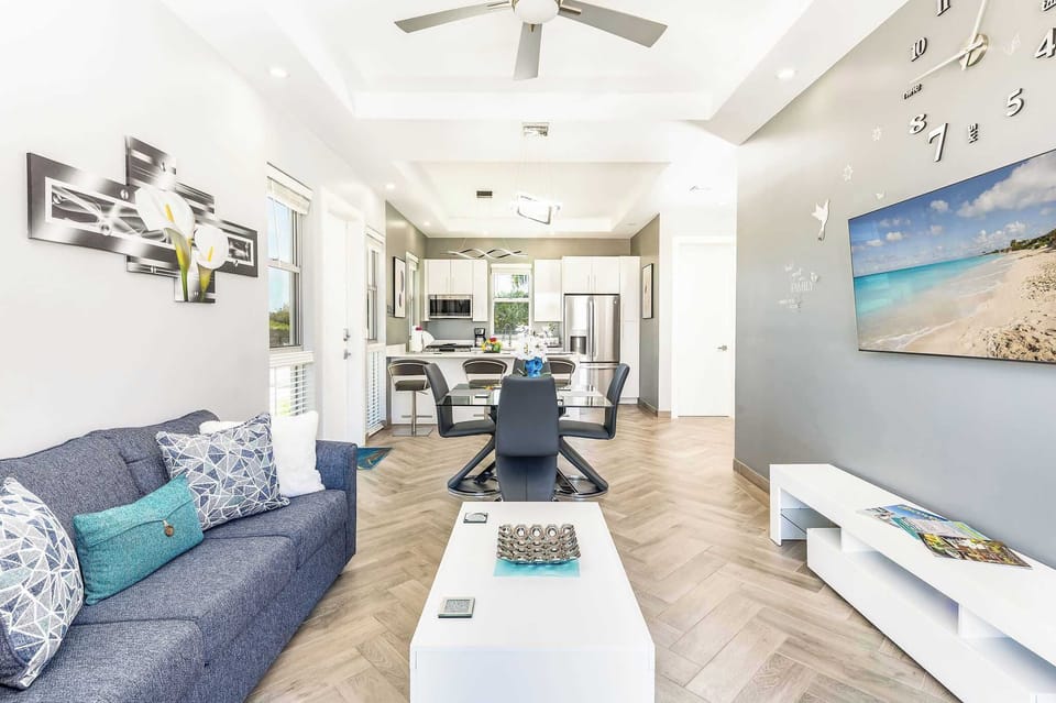 Open plan living & dining. Perfect for gatherings.
