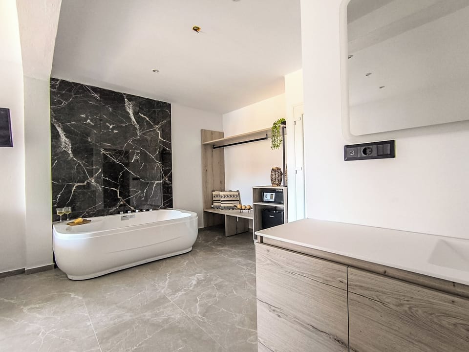 Junior Studio Suite, Balcony, Pool View | Free WiFi, bed sheets