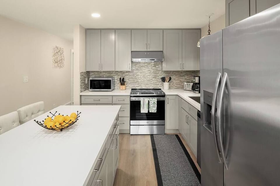 full kitchen w/ island