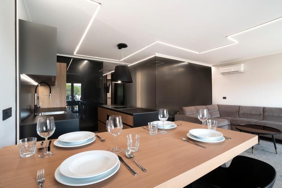 Superior Apartment, 2 Bedrooms, Courtyard View | Dining room
