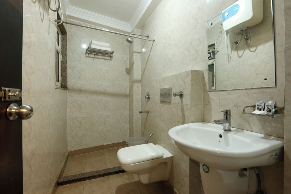 Superior Double or Twin Room | Bathroom | Shower, free toiletries, towels, soap