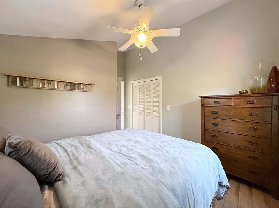 Queen upper level bedroom