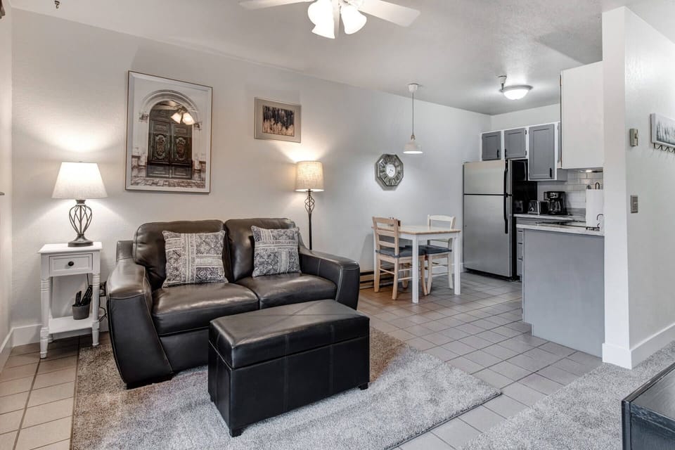 Carriage House 305