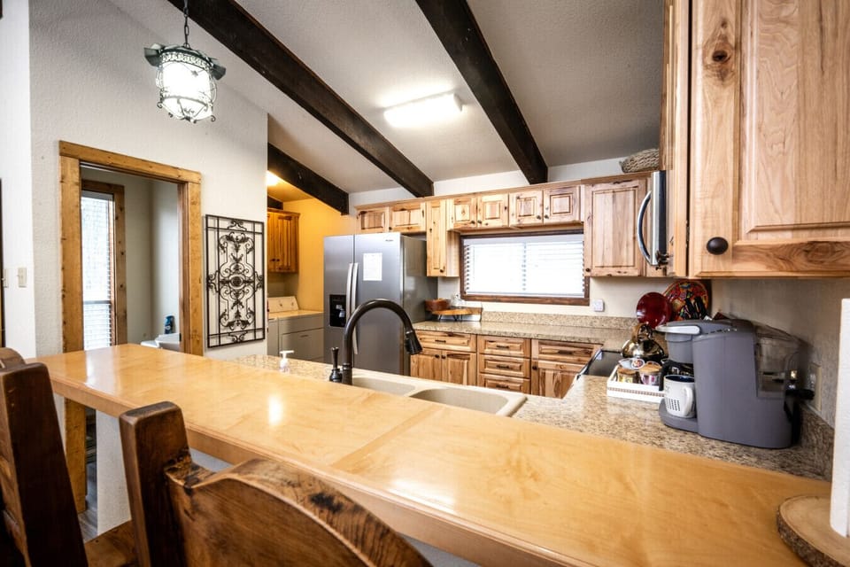 Breakfast Bar and Kitchen