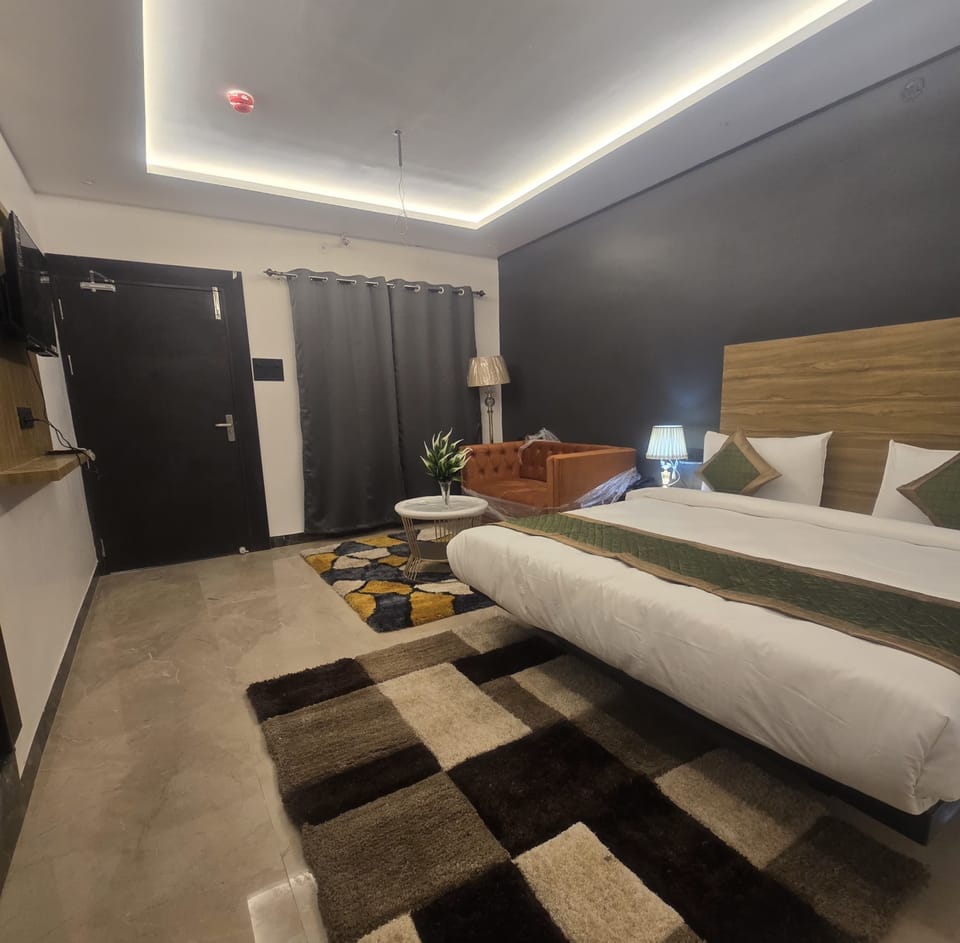 Deluxe Room | Desk, free WiFi