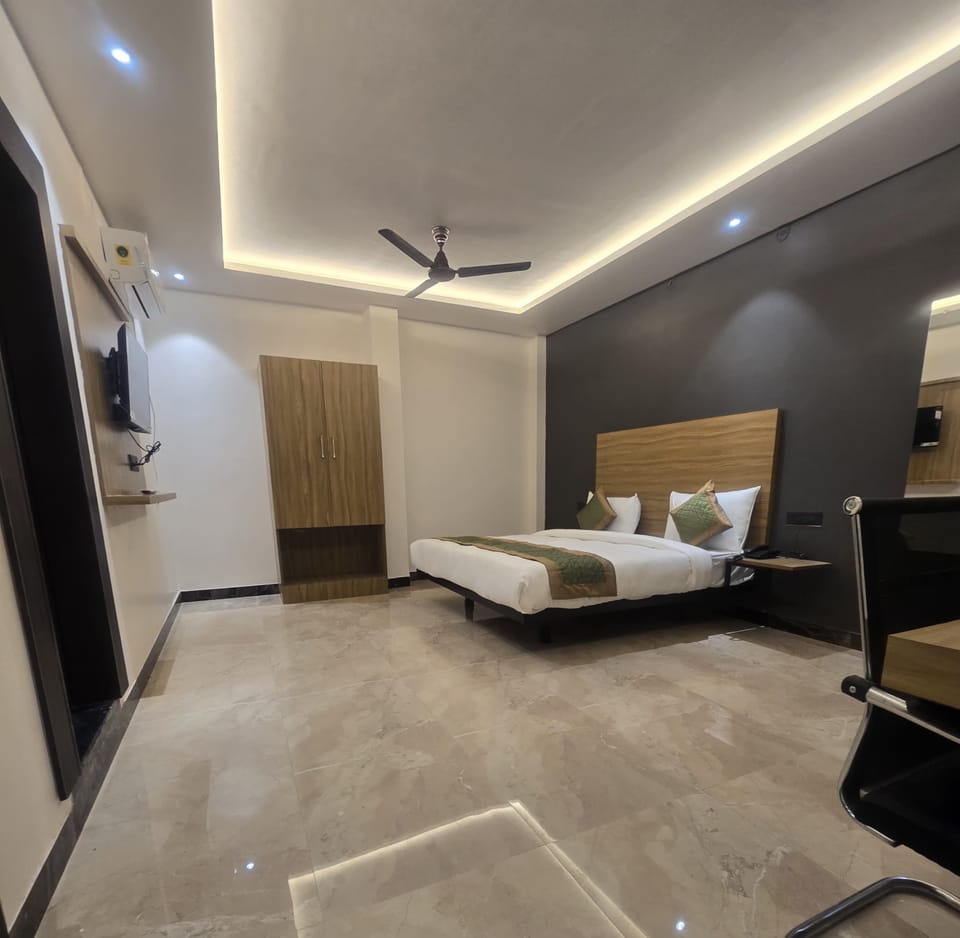 Deluxe Room | Desk, free WiFi